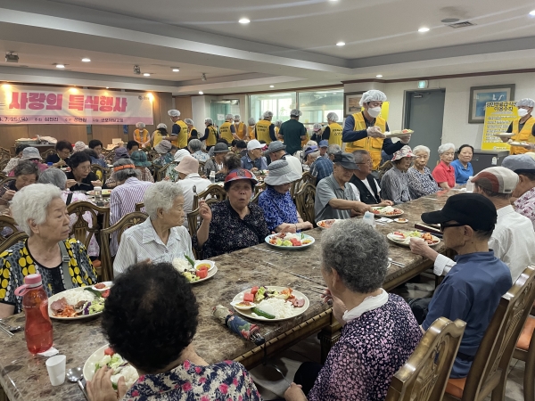 삼천리 직원들의 배식으로 노인들이 식사하고 있다. ⓒ이루리 기자